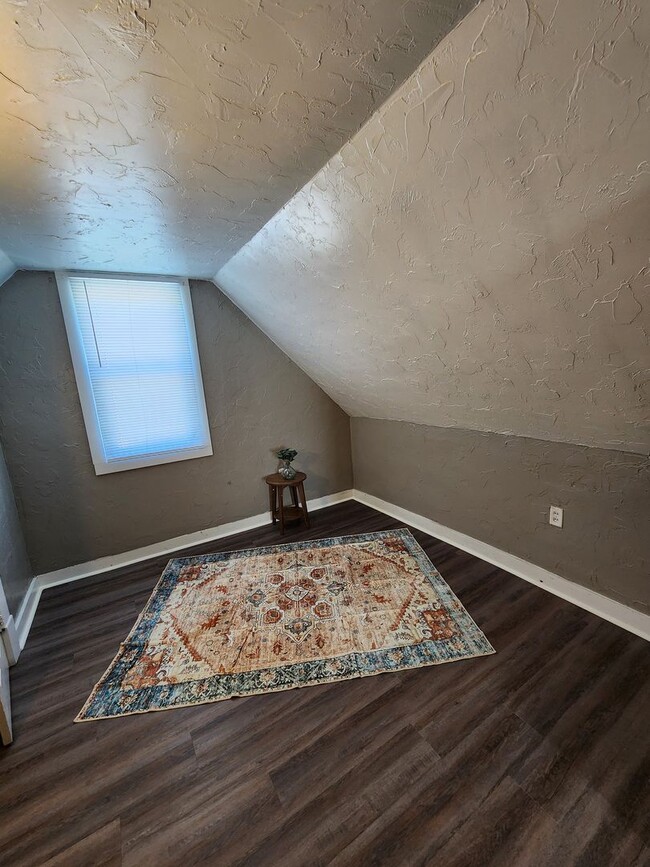 Building Photo - 4 bedroom 1.5  bath  home