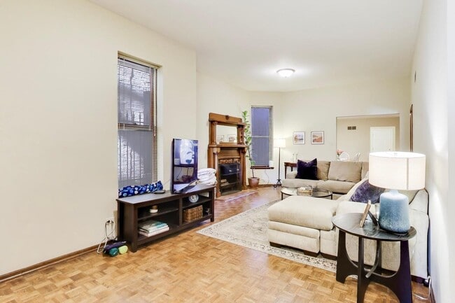 Building Photo - 922 W Fullerton Ave