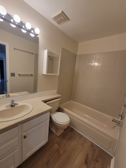 Building Photo - 1085 Broadway St