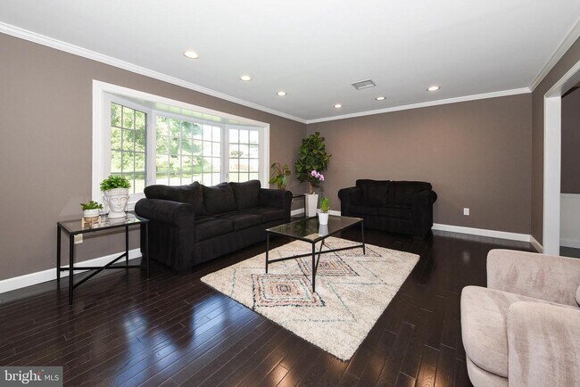 Building Photo - 127 Lark Dr
