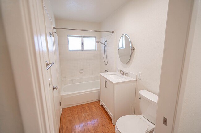 Building Photo - COMING SOON! 1 Bedroom Condo for Rent in V...