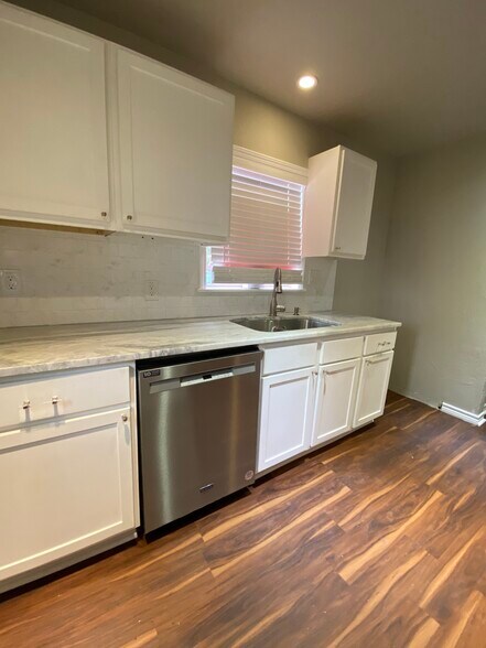 Building Photo - 2118 Burnet St