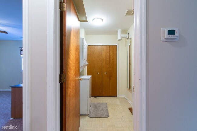 Building Photo - 2 br, 1 bath  - 30506 Oakridge Manor Dr