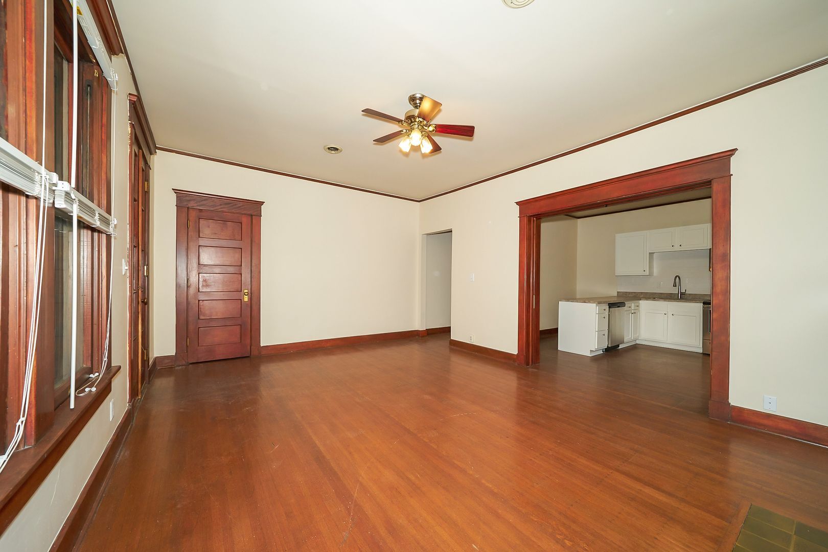 Building Photo - Huge One Bedroom on Near North Side