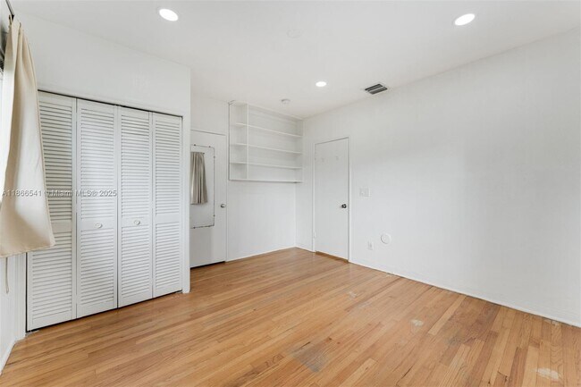 Building Photo - 4724 Orduna Dr