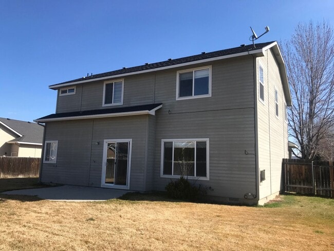 Building Photo - Meridian Charmer with 3 Car Garage, & Huge Backyard!