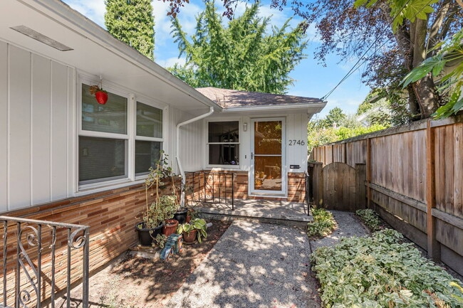 Building Photo - 2746 SE 31st Ave