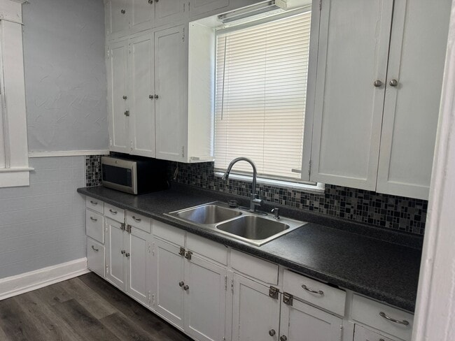 Building Photo - 3015 Edmond St