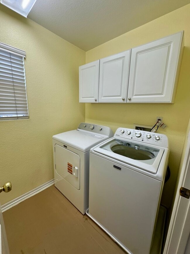 Building Photo - Large 3 bedroom home with loft and large b...