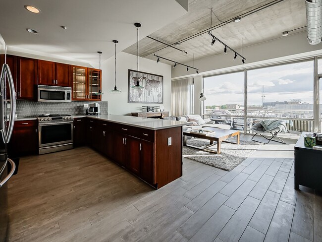 Building Photo - AVAILABLE NOW! Modern and Upscale 2-Bed Condo in Downtown Royal Oak