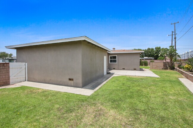 Building Photo - 785 N Victoria Dr