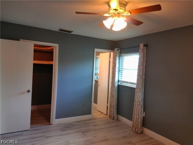 Building Photo - 893 Iris Dr