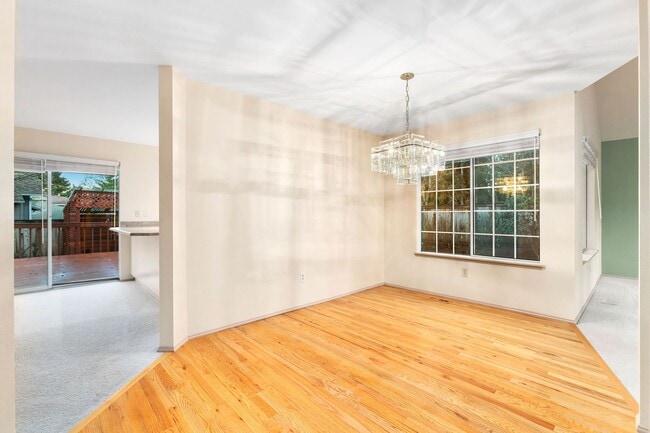 Building Photo - Beautiful 3 Bedroom Home in Bridle Trails
