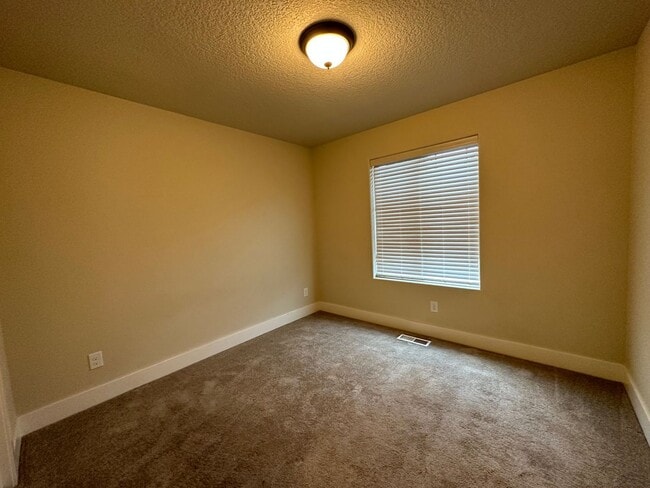 Building Photo - 17157 SW Jean Louise Rd