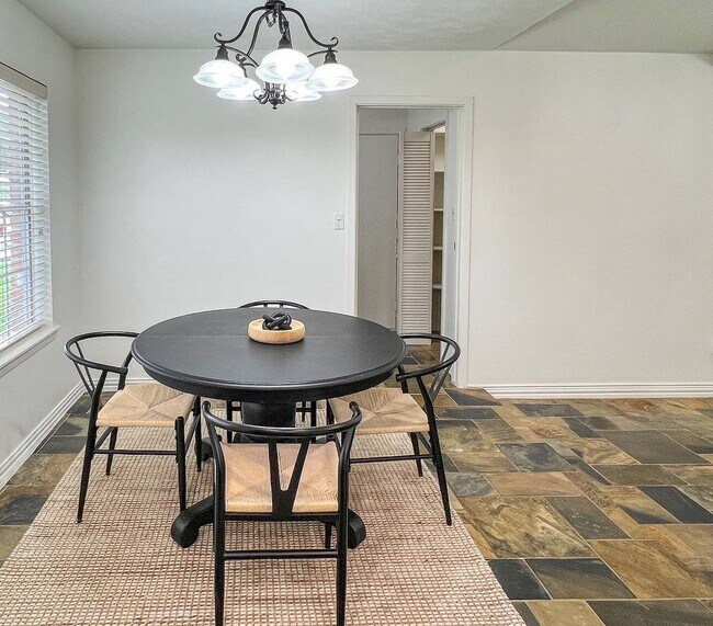 Building Photo - 2012 E Lacey Oak Cir