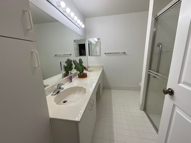 Building Photo - 5570 Royal Lake Cir