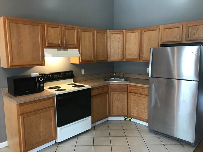 Building Photo - Comfy 2/3 Bedroom apartments