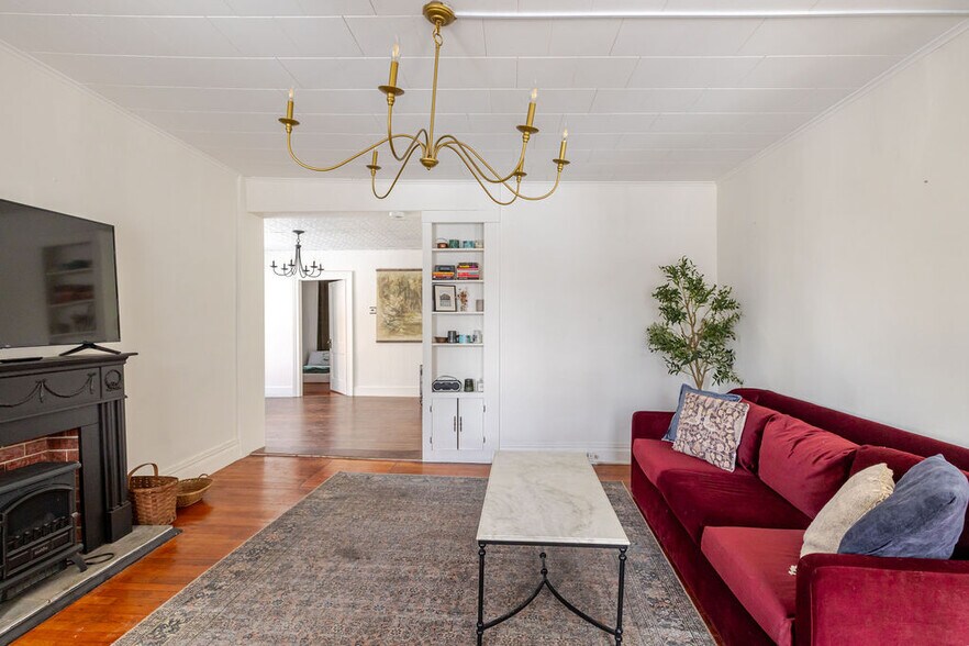 Building Photo - 552 Columbia St