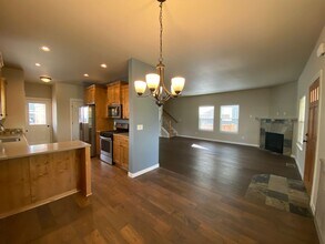 Building Photo - Oakview 3 Bedroom Beauty w/huge Bonus Room!