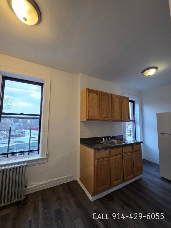 Building Photo - 15 Locust Hill Ave