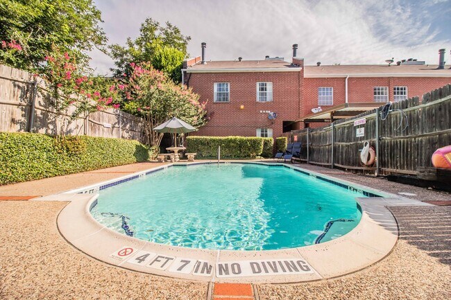 Building Photo - Recently Renovated 1-Bedroom Apartment in Prime Fort Worth Location