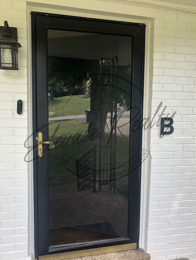 Building Photo - Charming Two Bedroom in Triplex in Goodlet...
