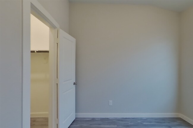 Building Photo - 9835 Willow Creek Commerce Dr