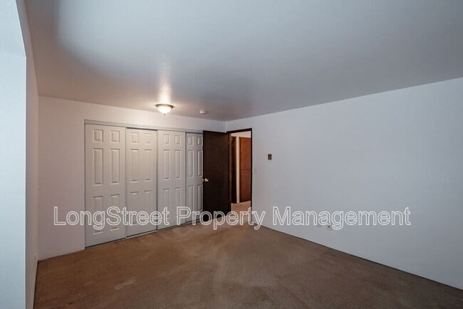 Building Photo - 1950 NW Hayes Ave