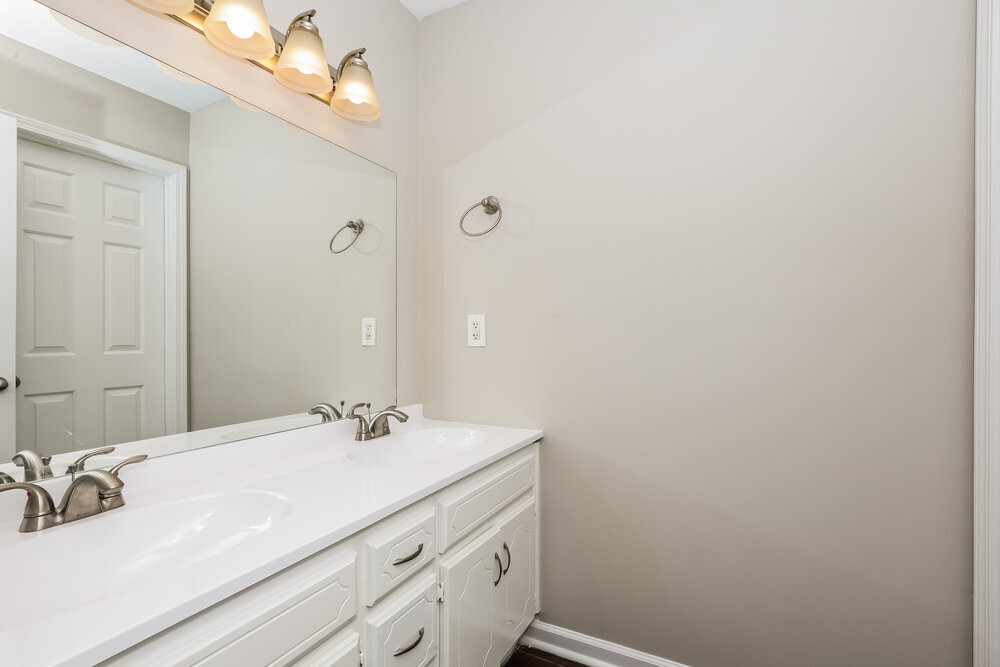 Building Photo - 610 E Lake Cove