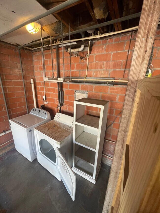 Building Photo - 1320 Postoffice St