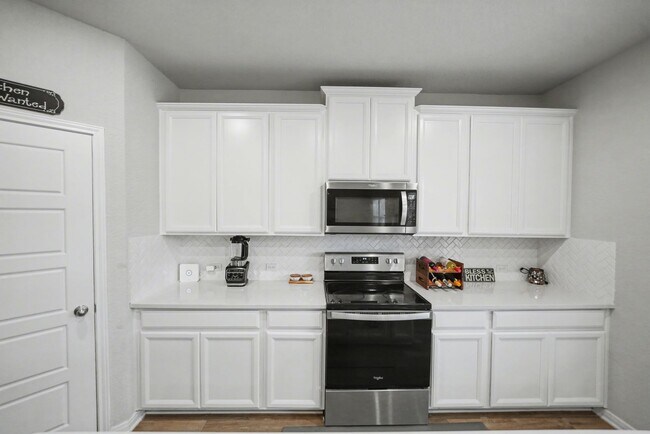 Building Photo - Stylish & Spacious 5-Bed in Prime Schertz Location! - Realtor Commission: $500