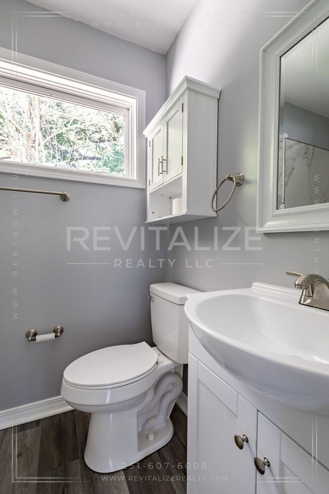 Building Photo - Charming 3-Bedroom Home with Unique Dual E...
