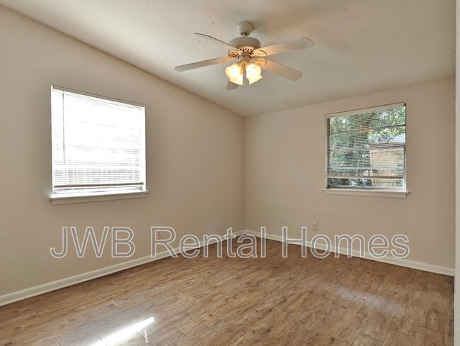 Building Photo - 730 Fernway St