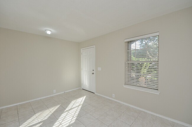 Building Photo - 10302 Deer Lodge Ct
