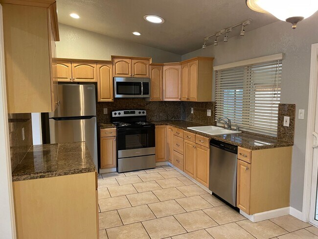 Building Photo - Move in Ready VistaPark Home!