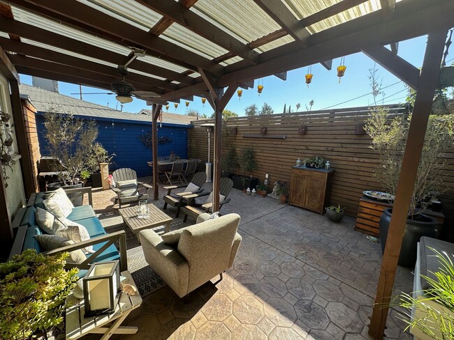 Building Photo - Secluded 2+1 close to Paramount Studios, H...