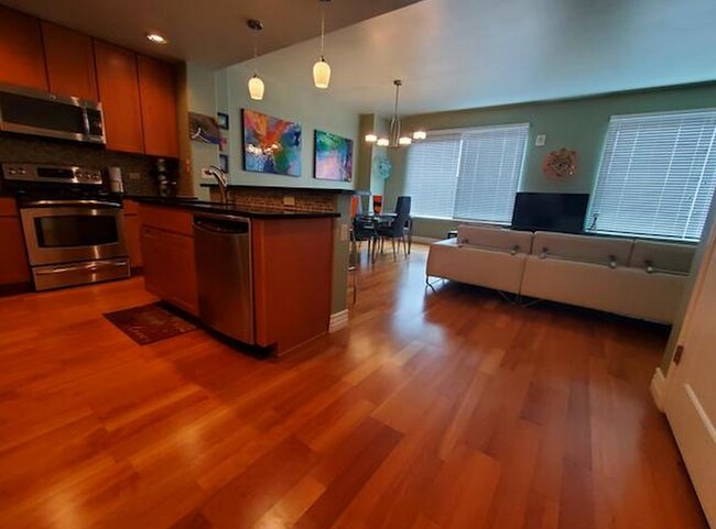 Building Photo - 215 Center St