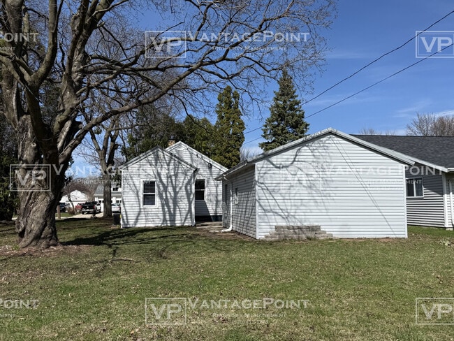 Building Photo - 1335 Dousman St
