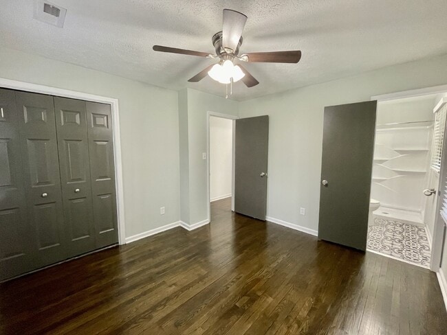 Building Photo - 3 Bed, 2 Bath Nest Near Cape Fear Valley