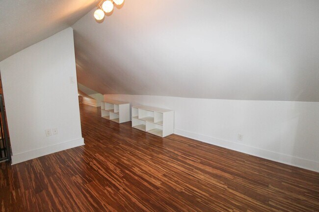 Building Photo - 436 W Rosewood Ave