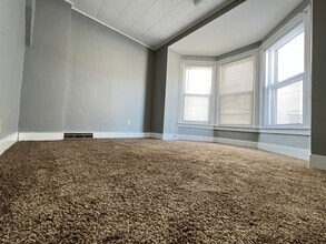 Building Photo - 812 7th Ave S