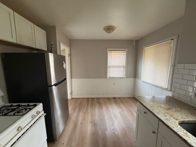 Building Photo - 3 Bedroom one and a half bath Rent Ready section 8 Welcome