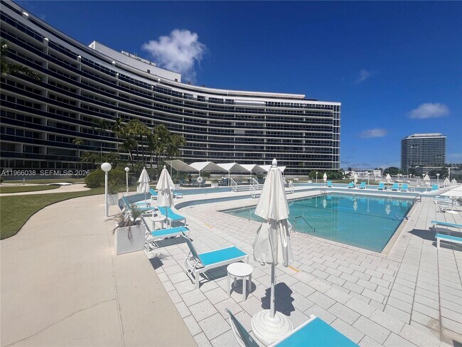 Building Photo - 900 Bay Dr