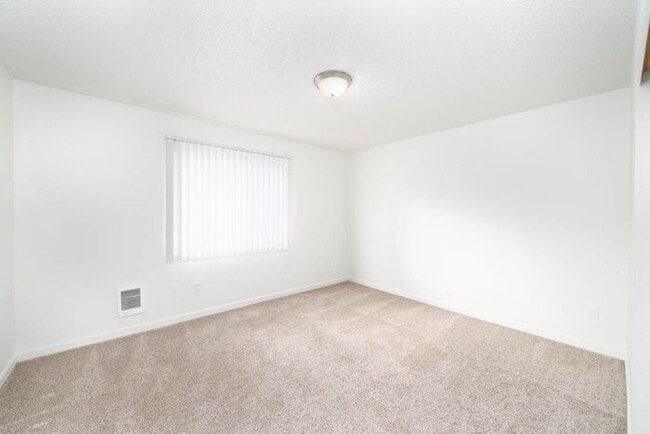Building Photo - 2 bedroom unit close to downtown Gresham!!