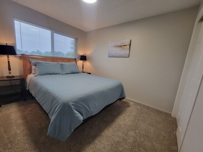 Building Photo - Newly Renovated Townhouse - Pet Friendly!!