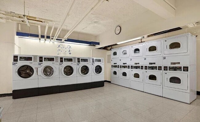 Building Photo - Modern, Light-Filled Junior 1BR in Prime Dupont Location