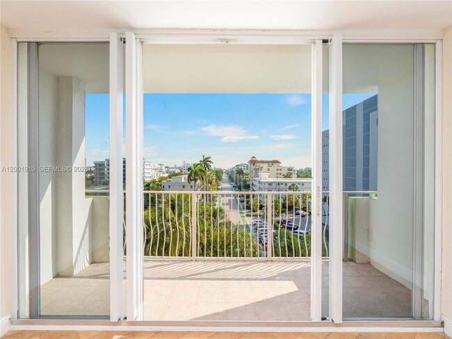 Building Photo - 10350 W Bay Harbor Dr