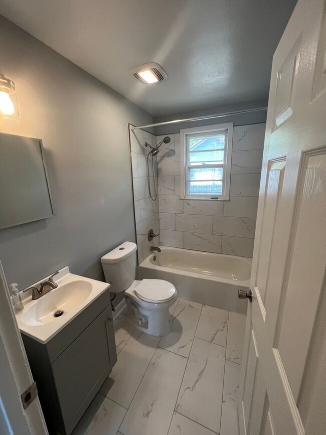 Building Photo - Amazing 6 Bedroom 2 Bathroom home with dual driveways