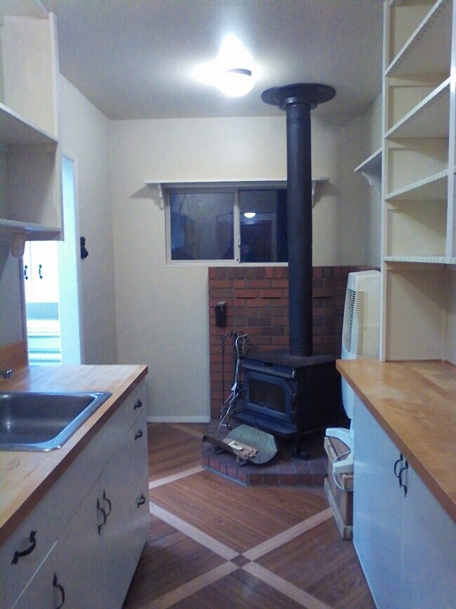 Building Photo - Large Shop Perfect for a home based business, plus 136 feet of waterfront.