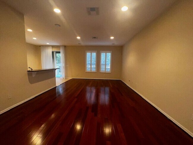 Building Photo - MOVE IN MAY-OVIEDO RENTAL!BEAUTIFUL 3 bd 2.5 bath townhome! 2 CAR ATTACHED GARAGE!FRESH PAINT!